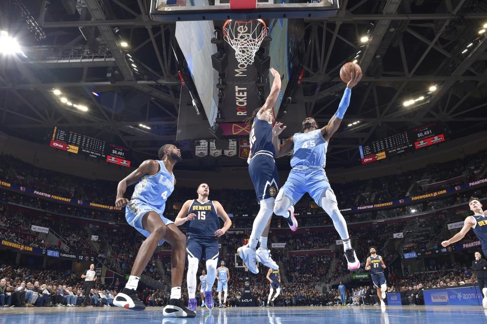 而詹姆斯则 而詹姆斯则